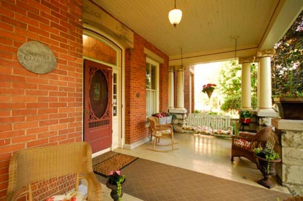 The Secret Garden Inn คิงสตัน ภายนอก รูปภาพ
